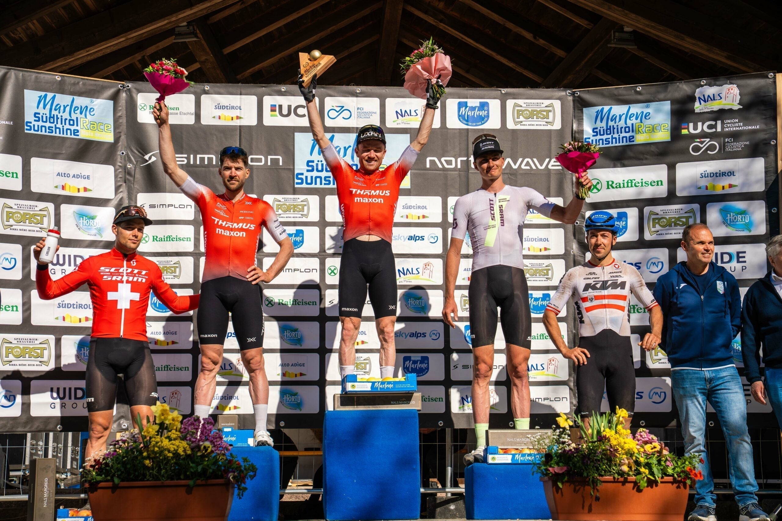 Thömus maxon dominiert im Südtirol und feiert Dreifach-Podest