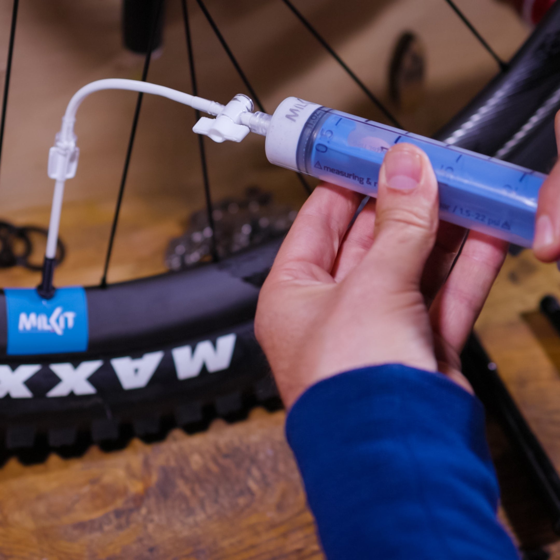 rennrad tubeless dichtmilch test Tubeless Spritzensystem – Dichtmilch prüfen & nachfüllen