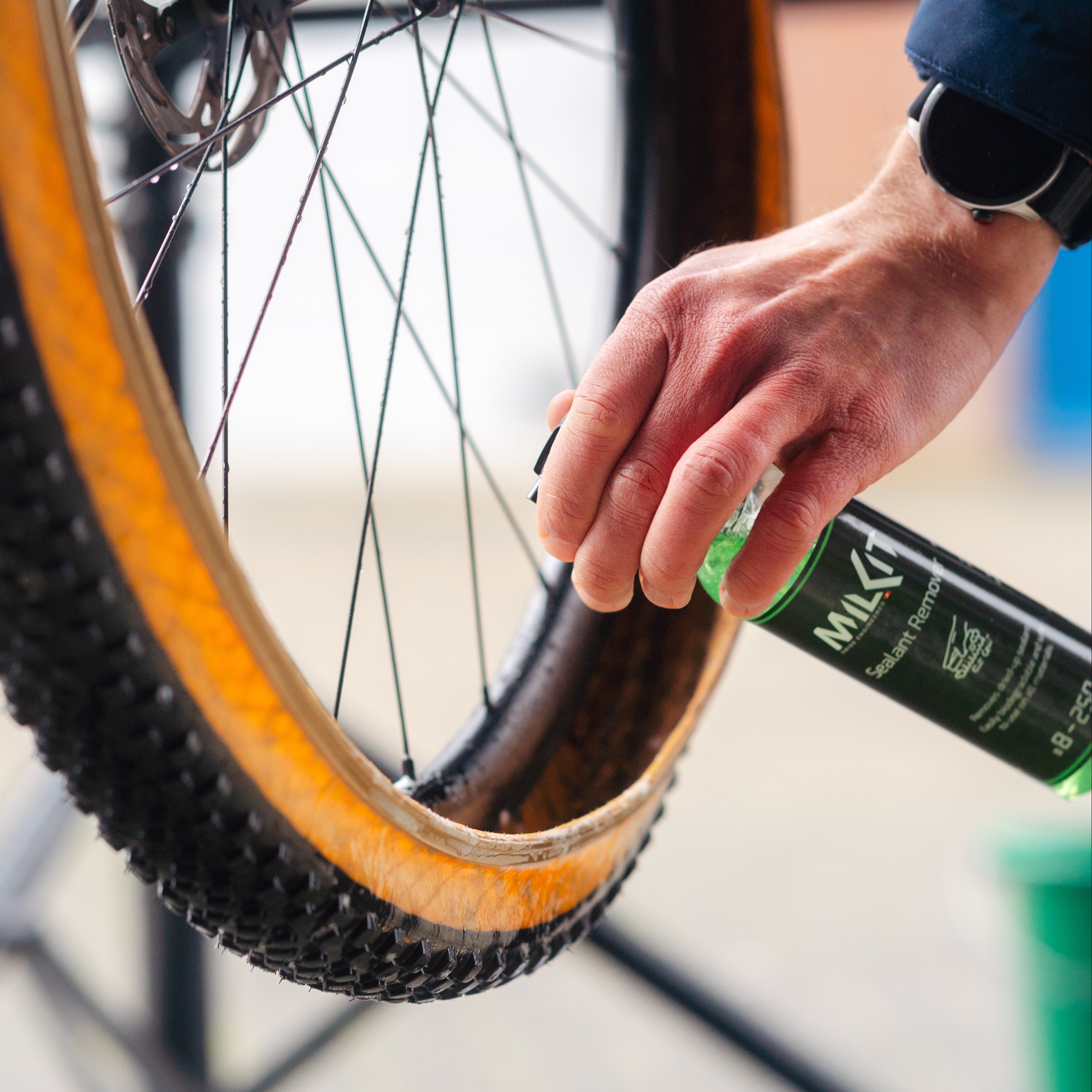 dichtmilch nachfüllen rennrad milKit Dichtmilch-Entferner